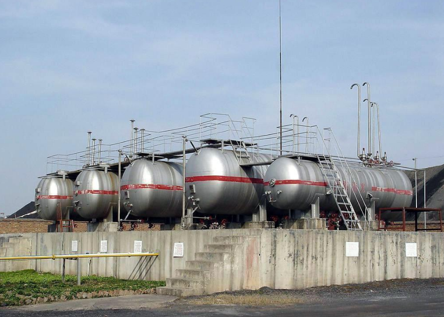 Application of heat tracing in heat preservation of petrochemical tank