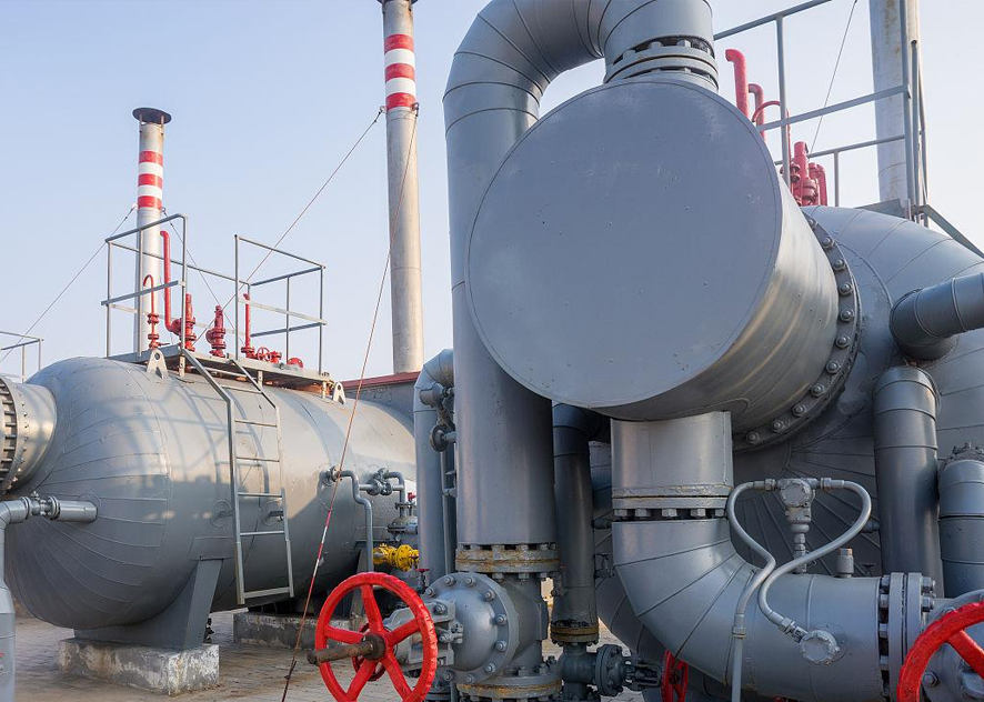 Advantages of electric heat tracing in winter insulation and anti-condensation of chemical plant pipelines