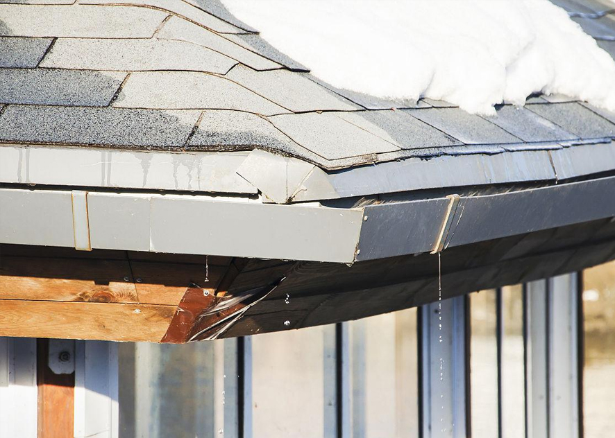 As the temperature warms up, melting snow on the roof is inseparable from the electric heating system